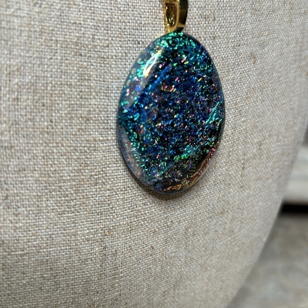 Dichroic fused glass pendant with chain - Picture 4 of 9